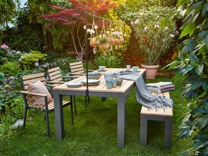 Der «sunfun® Diningtisch Lynn» aus Akazienholz in Teak-Optik ist besonders pflegeleicht und bestens für den Einsatz im Freien geeignet. Mit dem leichten Aluminiumgestell in Anthrazit passt er sich jeder Umgebung an und ist vielseitig kombinierbar. L 220 x B 100 x H 76 cm. Von der bequemen Sitzmöglichkeit bis zur Solarbeleuchtung für den Garten oder einem Sonnenschutz reicht das Garten + Freizeit Sortiment des Anbieters. Auch für Pflanzen, vom Dünger bis zum Pflanzgefäss, ist gesorgt. Bauhaus.