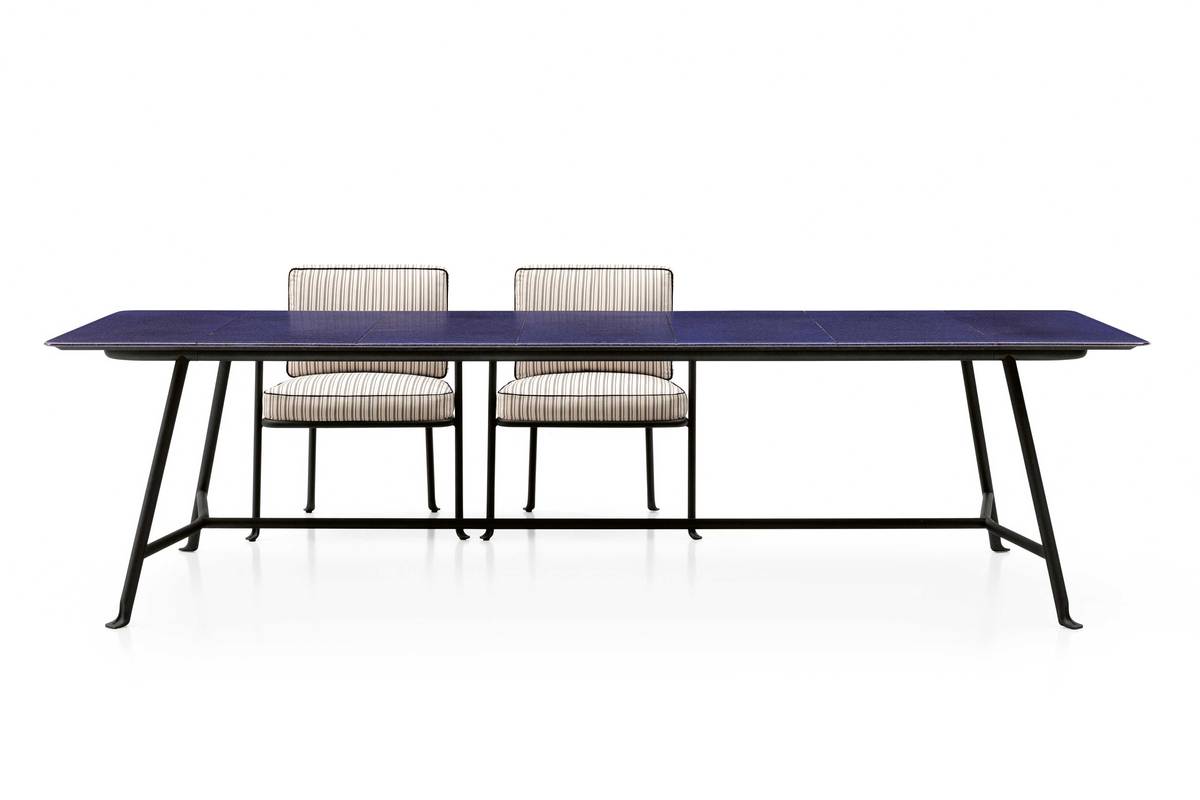 Die Esstische «Borea» nehmen das Design und die Schattierungen der Sitzstrukturen auf, jedoch in Stahl anstelle von Aluminium. Die Tischplatte aus Lavastein von den Hängen des Ätna gibt es als rechteckige Fliese in den drei Farben Salbei, Ton und Ozeanblau. Die glasierte Oberfläche aus Recyclingglas wird in einem exklusiven Herstellungsprozess direkt auf den Stein aufgebracht. Die Tische sind in zwei Grössen für sechs bzw. acht Personen erhältlich: 244 x 105 und 285 x 105 cm. Design: Piero Lissoni. B&B Italia.
