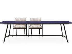 Die Esstische «Borea» nehmen das Design und die Schattierungen der Sitzstrukturen auf, jedoch in Stahl anstelle von Aluminium. Die Tischplatte aus Lavastein von den Hängen des Ätna gibt es als rechteckige Fliese in den drei Farben Salbei, Ton und Ozeanblau. Die glasierte Oberfläche aus Recyclingglas wird in einem exklusiven Herstellungsprozess direkt auf den Stein aufgebracht. Die Tische sind in zwei Grössen für sechs bzw. acht Personen erhältlich: 244 x 105 und 285 x 105 cm. Design: Piero Lissoni. B&B Italia.