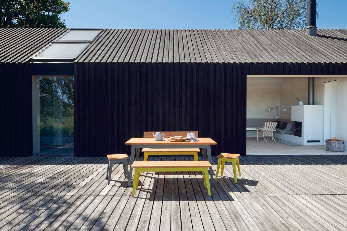 «6 Grad» ist eine wetterfeste Einrichtungsserie, handwerklich gefertigt. Auf Balkon, Terrasse und im Garten kreieren sie einfache und souveräne Wohlfühlplätze. Eine bodenständige, solide Serie aus Holz und Stahl. Jan Cray.