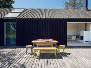 «6 Grad» ist eine wetterfeste Einrichtungsserie, handwerklich gefertigt. Auf Balkon, Terrasse und im Garten kreieren sie einfache und souveräne Wohlfühlplätze. Eine bodenständige, solide Serie aus Holz und Stahl. Jan Cray.