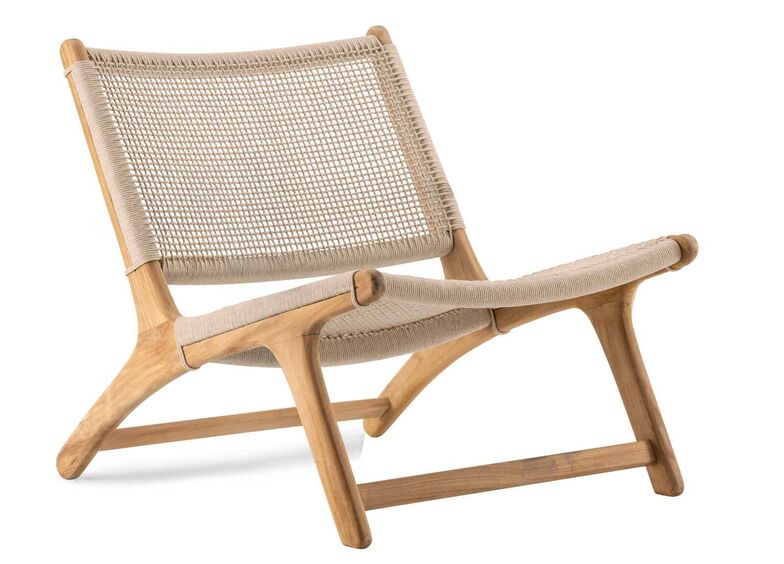 Die neutralen und gedeckten Farben dieses Loungesessels verkörpern den Scandi-Look. Mit seiner klaren Linienführung und der harmonischen Kombination aus robustem Teakholz und strapazierfähigem Geflecht fügt sich der «Beja»-Loungesessel auch in andere Stil gut ein.
