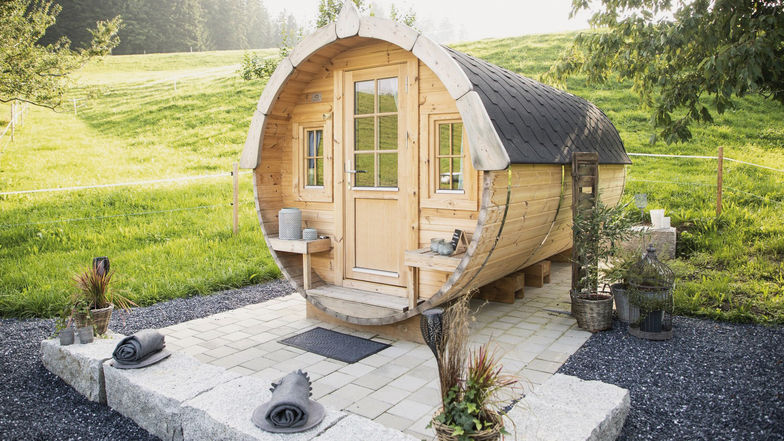 Das Wohn- und Schlafffass «Finkota» eignet sich als Gästezimmer auf dem Campingplatz, auf dem Bauernhof als BnB oder privat im Garten.