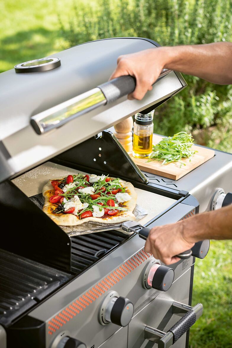 Darf es auch mal Pizza sein? Mit dem Pizzastein «Santiago» gelingt der italienische Klassiker auch bestens im Grill. Do it + Garden Migros.