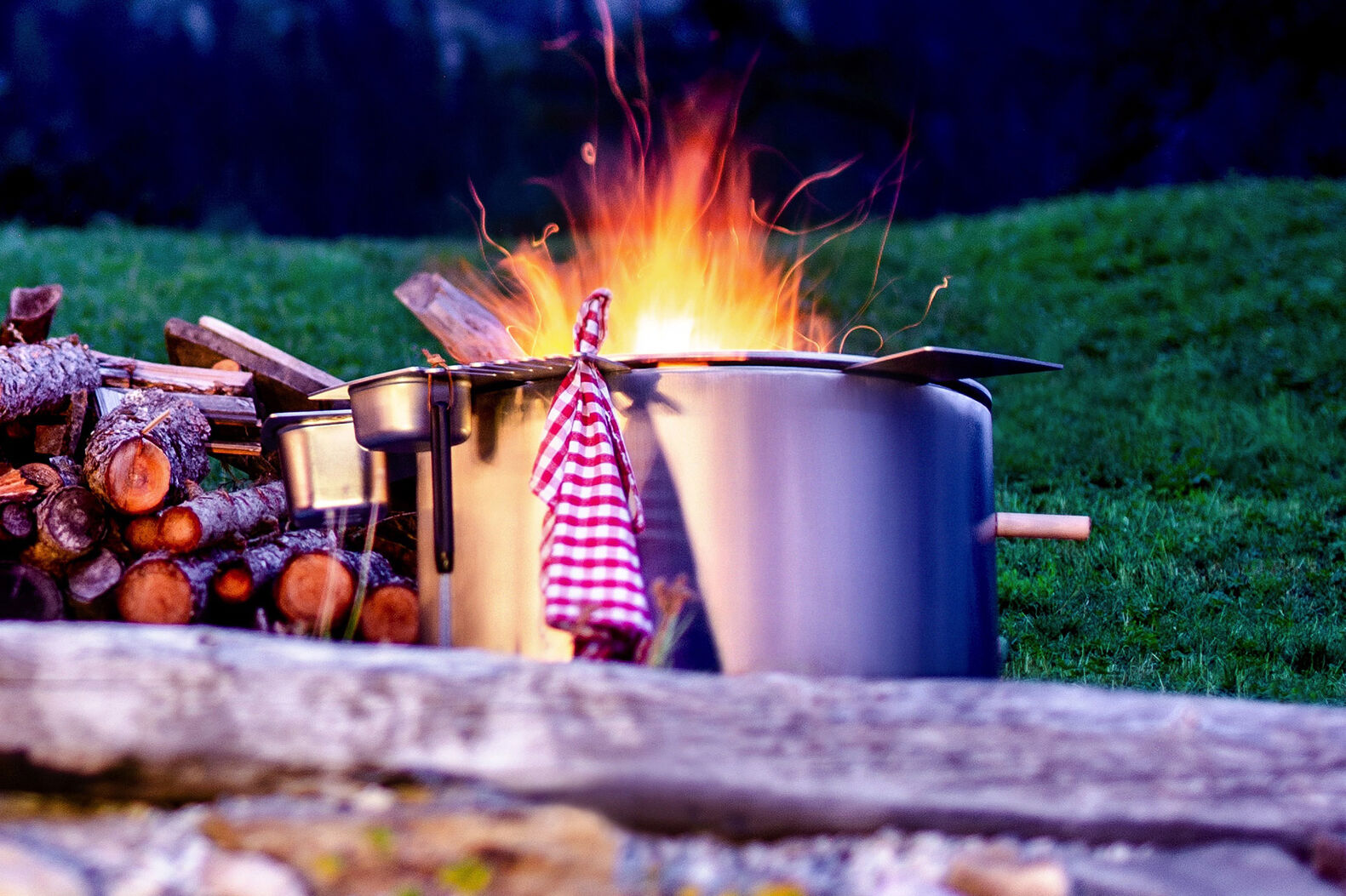 Der «Circo 75» aus Edelstahl ist vielseitig einsetzbar: als Grillfeuerstelle, Outdoorküche oder einfach als Feuerschale. Behälter, Tablare oder Handtuchhalter gibt es als praktisches Zubehör. Cooc.