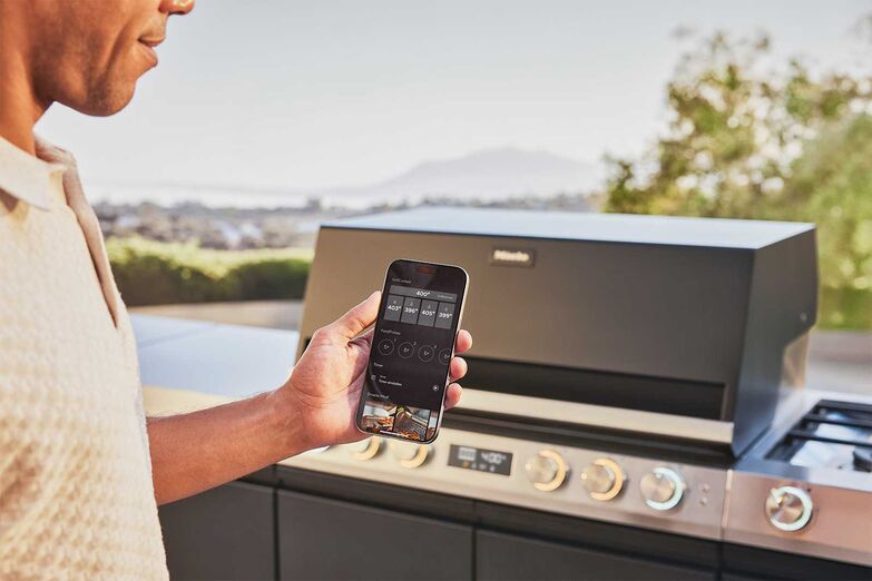 Für einen besonders unkomplizierten und gemütlichen Grillabend lässt sich die Outdoorküche von Miele nun über eine eigene App von der Ferne steuern und regeln. Zudem unterstützt die App alle Hobbyköche mit speziell entwickelten Rezepten für den Grill. Miele AG, www.miele.ch