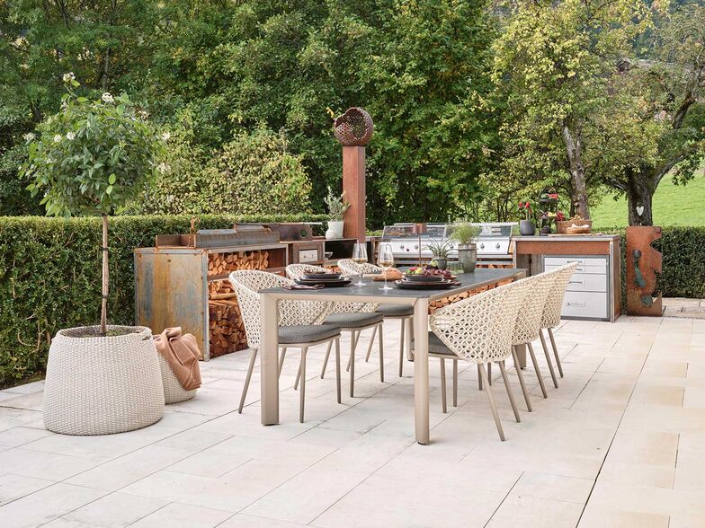 Die «Ravenna»-Serie umfasst Loungemöbel, Zubehör und Gartenstühle. Zur Verfügung stehen zwei Farbausführungen. Hier zu sehen ist die Trendfarbe «taupe» am Rahmen mit einem beigen Rope-Geflecht. Dazu können die passenden «Ravenna»-Kissen kombiniert werden.