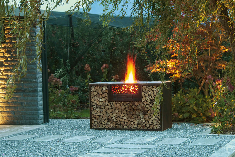 Der wetterfeste «Flammengrill» kann ganzjährig genutzt werden. Die Grillfläche aus Edelstahl ermöglicht ein gesundes und schonendes Garen und ist leicht zu reinigen. Wetzel AG.