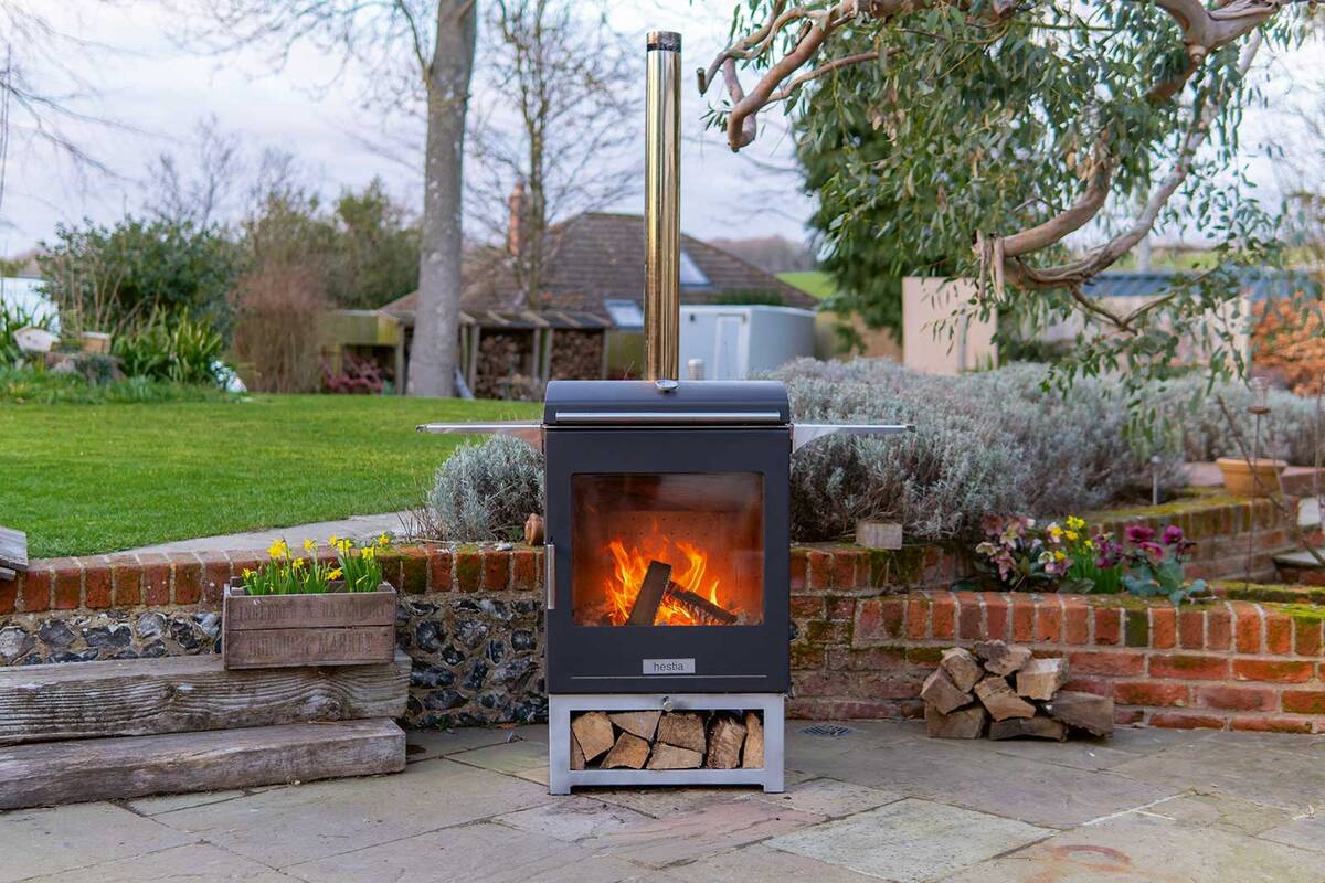 Der Gartengrill «Heat 300» ist bereits im Frühling an kälteren Abenden eine geeignete Wahl. Durch seine innovative Verbrennungstechnik grilliert er fast rauchfrei und sorgt für eine angenehme Aussenwärme. Der Kombigrill lässt sich auch als Pizza- und Backofen nutzen. Livon.
