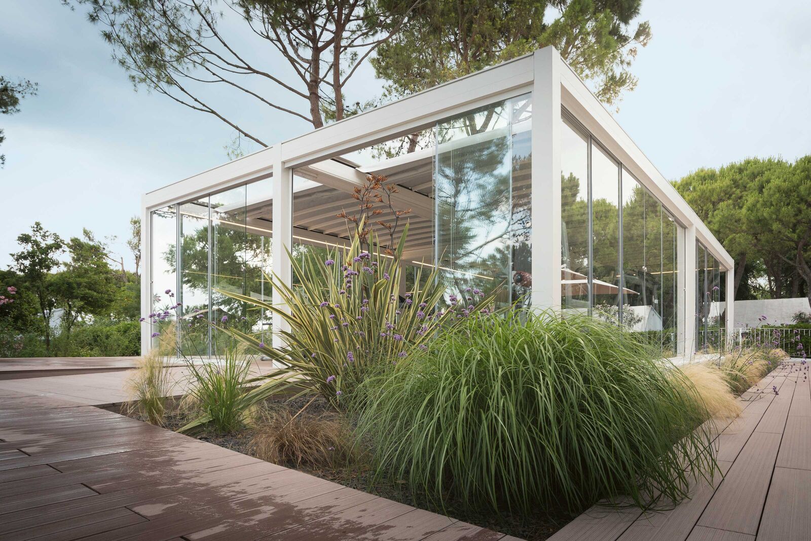 Die Pergola «FP 7» bietet sich als modulares Beschattungssystem an, das individuell in Breite und Länge erweiterbar ist. Wandbündig oder freistehend (bis 5,5 m Breite und 7 m Ausladung) als Einzelanlage gebaut; die gesamte Konstruktion (Rahmen und Trägerprofile) wird aus pulverbeschichtetem Aluminium in vier Standardfarben sowie zahlreichen weiteren Farboptionen hergestellt.