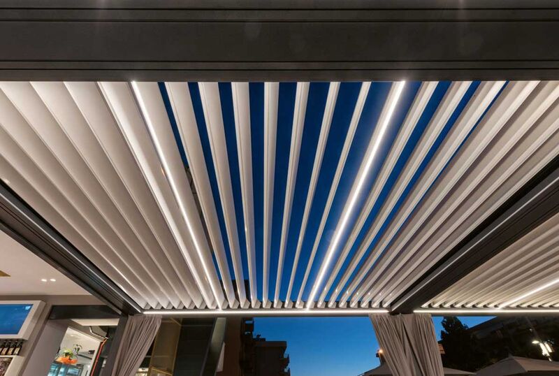 Die Integration von LED-Beleuchtung macht die Pergola Tag und Nacht zum Anziehungspunkt. Alle Bilder: Schenker Storen.