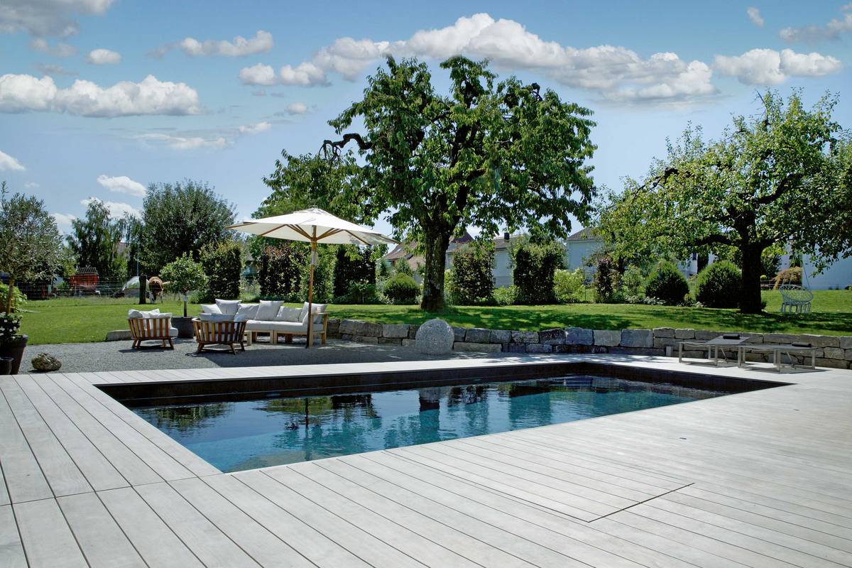 An bester Lage: «Vita Pool Classic» im Format 9 x 3,6 x 1,54 Meter mit bequemer Eckeinstiegstreppe. Voll isoliert, mit Solar-Rolladen und vollautomatischer Wasseraufbereitung. Vita Bad AG.