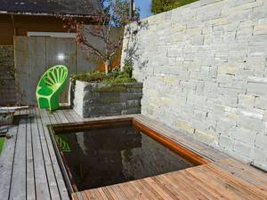 Fast wie am Meer: Bio-Meersalz-Pool mit Schiebedeck zum Floaten und Entspannen. Im Unterschied zum klassischen Solebad ohne Chlor oder andere Desinfektionsmittel. Das Wasser ist besonders hautfreundlich. Abderhalden Gartenbau AG.