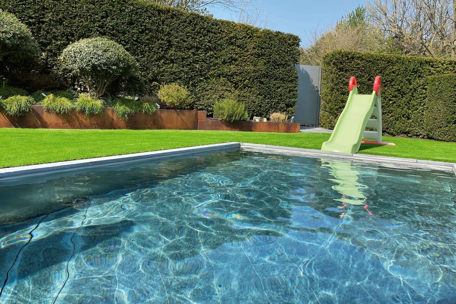 Wenn der Platz nicht für Garten und Pool reicht, ist die begehbare und versenkbare Pool-Abdeckung eine Lösung. Sie wird über eine spezielle Hydraulik automatisch heruntergefahren. Innerhalb von drei Minuten füllt sich das Becken wieder mit Wasser. Mein Topf GmbH, www.meintopf.ch