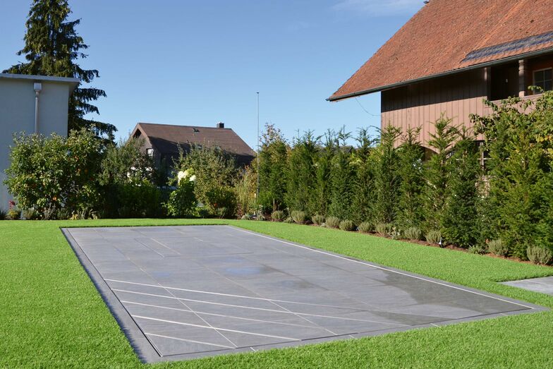Erhältlich ist er in den Längen 4,5 und 5,8 Meter. Die Breite beträgt 2,6 Meter und die Beckentiefe circa 1,35 Meter. Dies entspricht einer Wassertiefe von circa 1,25 Metern.