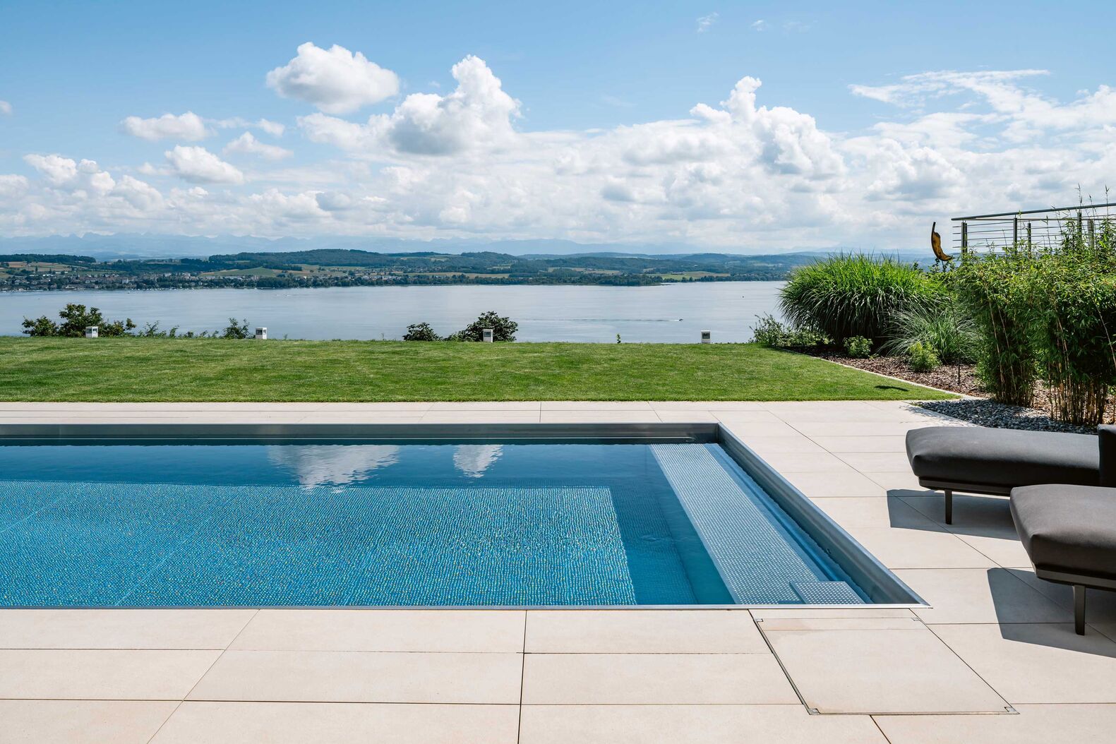Mauchle Pool: Fünf freischwebende Treppenstufen führen ins glasklare Badevergnügen des 4 x 10 m grossen Pools. Im Edelstahlbecken sind Unterwasserscheinwerfer und Gegenstromanlage eingebaut. www.mauchlepool.ch