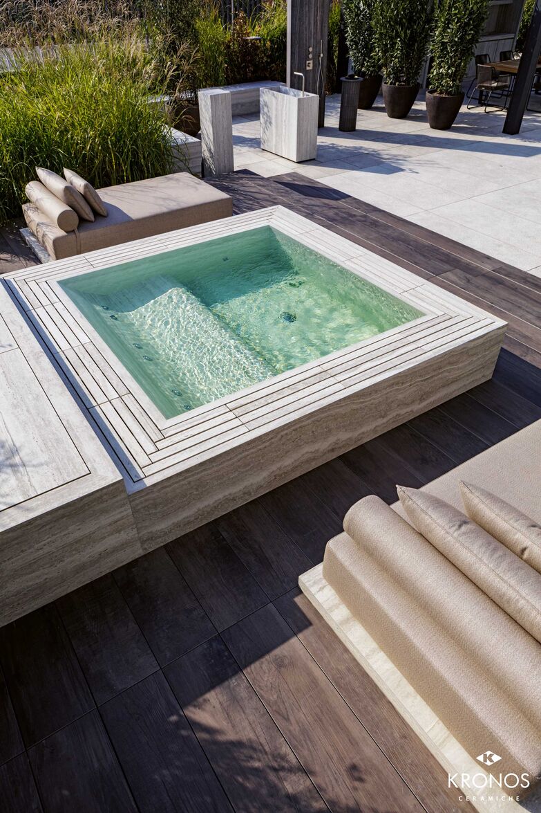 Minipool: Dieser Minipool mit Hydromassage sorgt für Wellness nach Mass. Das Angebot von Kronos Ceramiche lässt sich in Innen- und Aussenbereichen anpassen. Die Innenstruktur der Hydromassagewanne wird aus EPS gefertigt, einem langlebigen Material mit hervorragenden Wärmedämmeigenschaften. Das Objekt kann auch auf der Baustelle montiert und mit Feinsteinzeugplatten ausgekleidet werden. www.keravita.ch