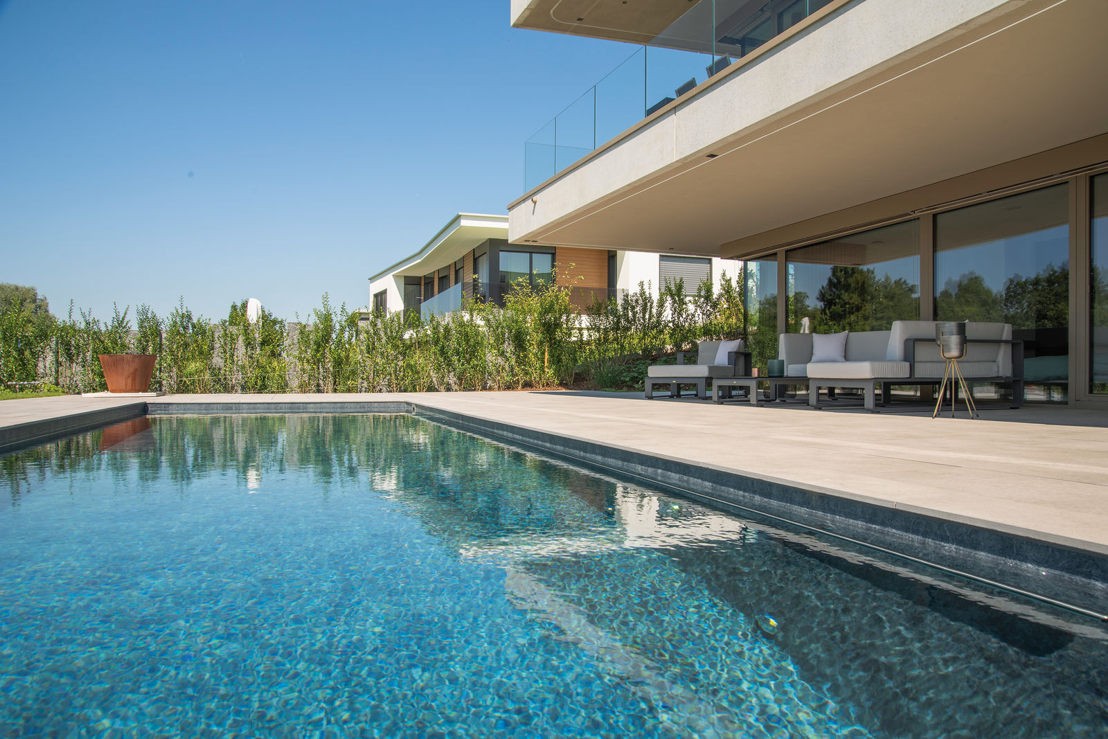 Beim Pool aus Beton schimmert die Wasserfarbe ähnlich wie in einem Bergsee.
