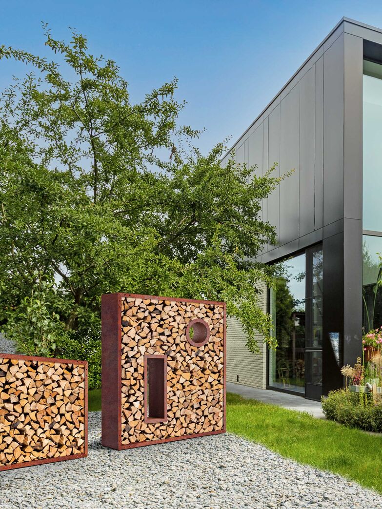 Das Holzlager der Sager Gartengalerie AG verleiht dem Garten einen leicht rustikalen Touch und trennt das Nachbargrundstück von der eigenen privaten Zone. Das Produkt überzeugt durch robuste Materialien, zeitloses Design und eine qualitativ hochwertige Verarbeitung. Die Holzlager werden auf Mass gefertigt! Sager Gartengalerie AG, www.hochbeet-sager.ch