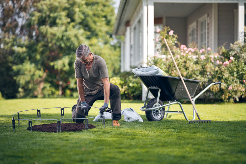 Mit Trennelementen zum Einstecken können temporäre Blumeninseln geschützt werden.