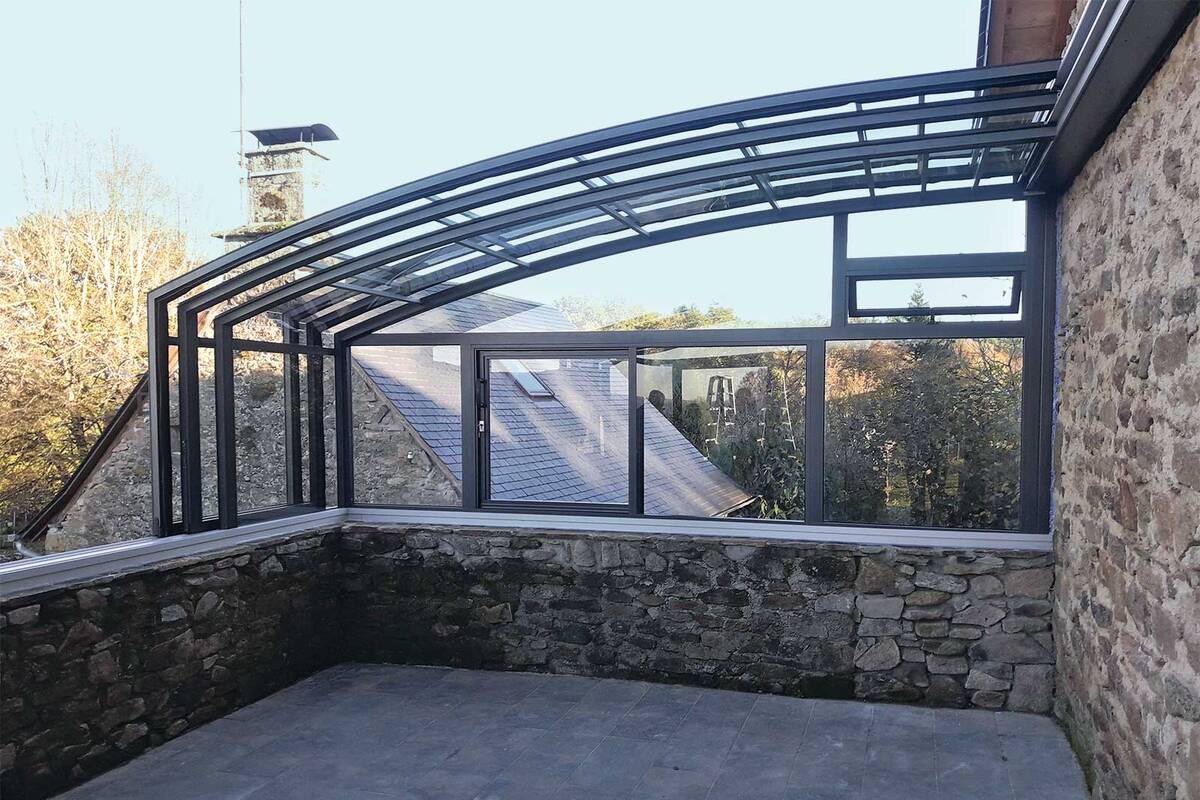 Geschützt vor Regen und Sturm, bietet die «Topas solar veranda» ganzjährig mehr Raum und zudem ein angenehmes Klima. Im Sommer können die mittleren Elemente nach aussen verschoben werden. Mit integrierter Ambientebeleuchtung. Vöroka GmbH.