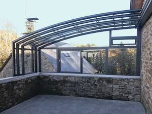 Geschützt vor Regen und Sturm, bietet die «Topas solar veranda» ganzjährig mehr Raum und zudem ein angenehmes Klima. Im Sommer können die mittleren Elemente nach aussen verschoben werden. Mit integrierter Ambientebeleuchtung. Vöroka GmbH.