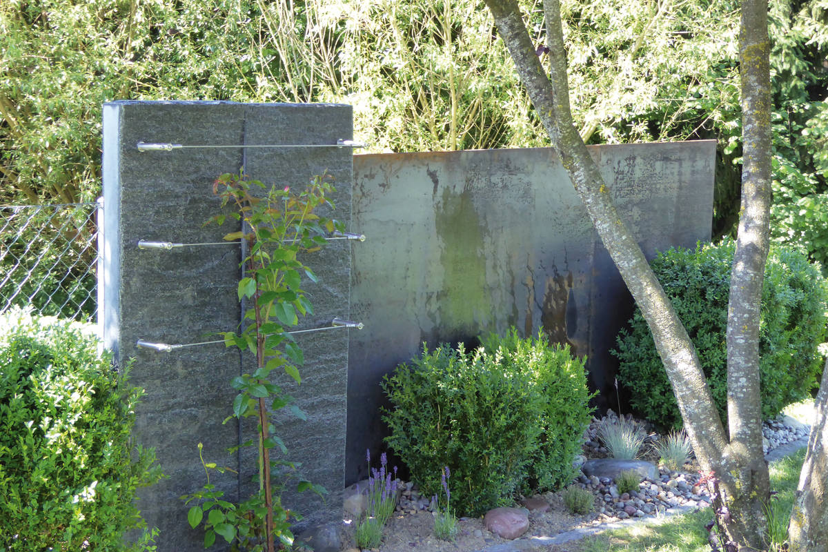 Gneis und Eisen als Sichtschutz und Rankelement, Abderhalden Gartenbau.
