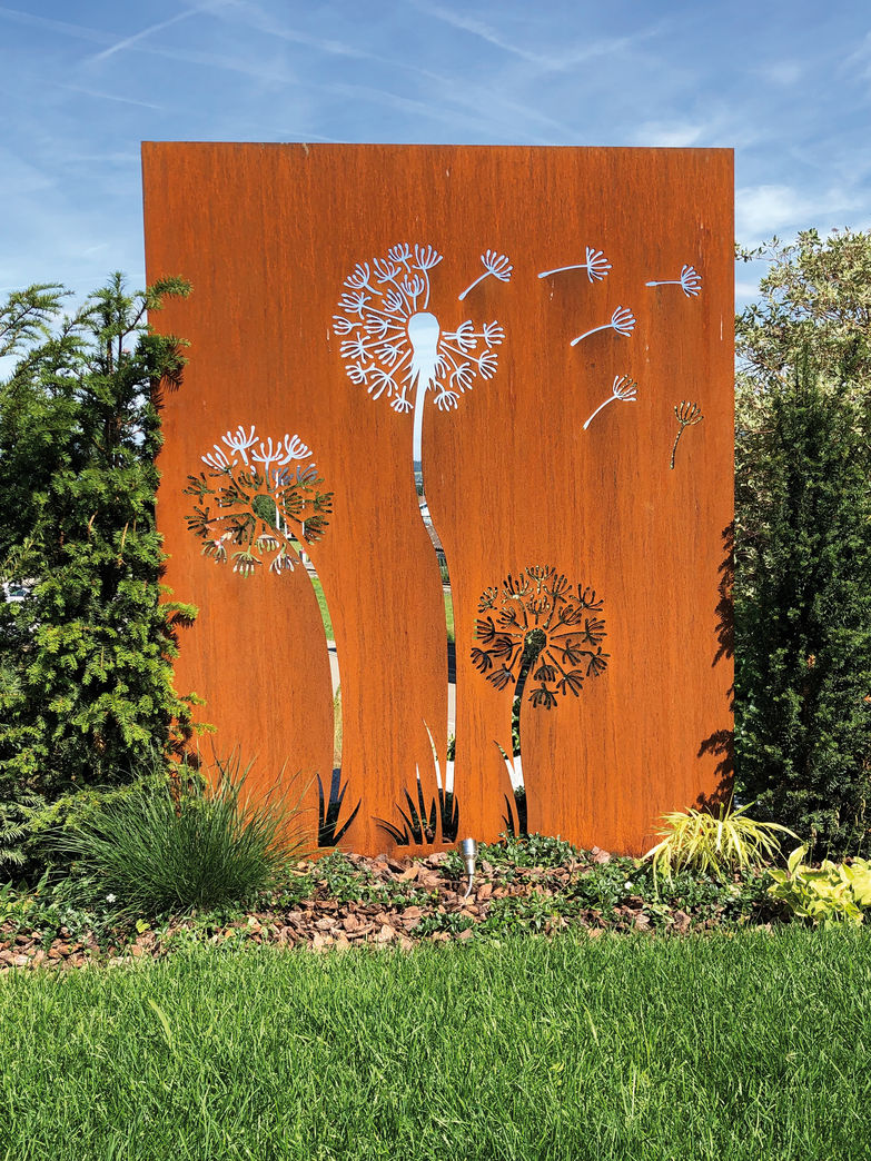 Kunst im Garten: Mit moderner Technik werden beliebige Sujets in die Trennwand gelasert. Stahlwand «Pusteblume», Meintopf.ch.