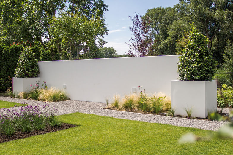 Solide, aber nicht gemauert: Die leichte Gartenwand besteht aus glasfaserverstärktem Polymerverbundwerkstoff. Die Oberfläche kann im Beton-Look, wie Verputz und in anderen Strukturen produziert werden. Green Style Holland GmbH.