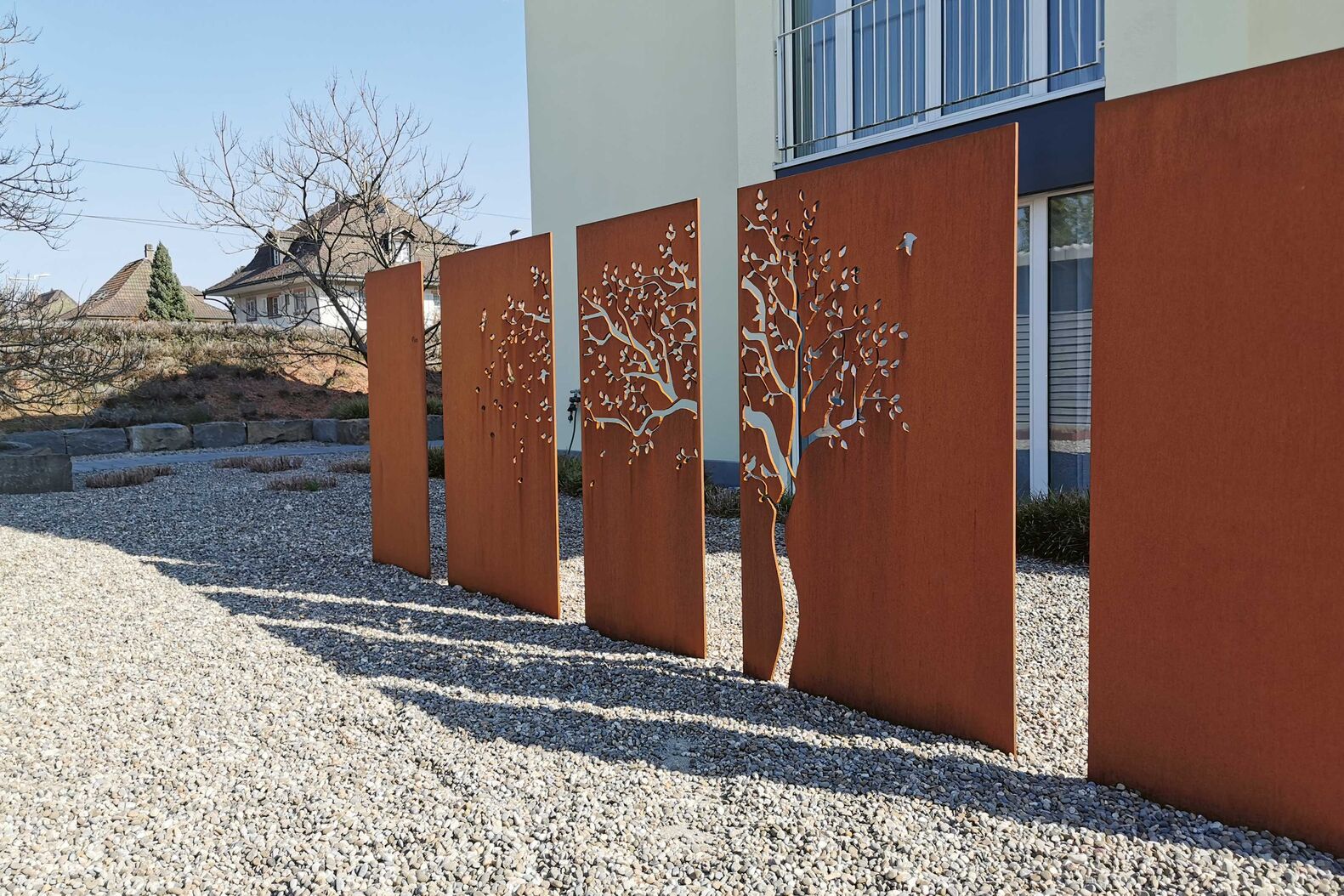 Sichtschutzelemente aus Metall können individuell nach Kundenwunsch angefertigt werden. Gartenfeuer.ch, www.gartenfeuer.ch