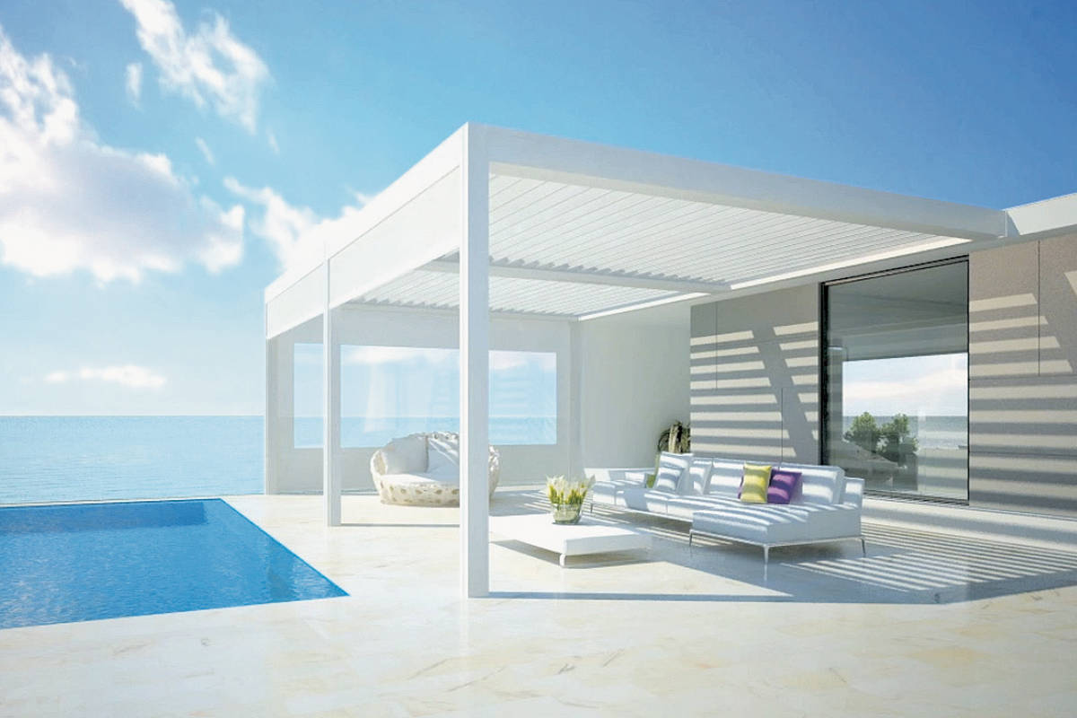 Die Terrassenüberdachung «Camargue» von Renson kann mit verschiedenen Elemente wie Fixscreens, Glas-Schiebesystemen oder Loggia-Schiebelementen an den Seiten geschlossen werden. Atrium Design AG.