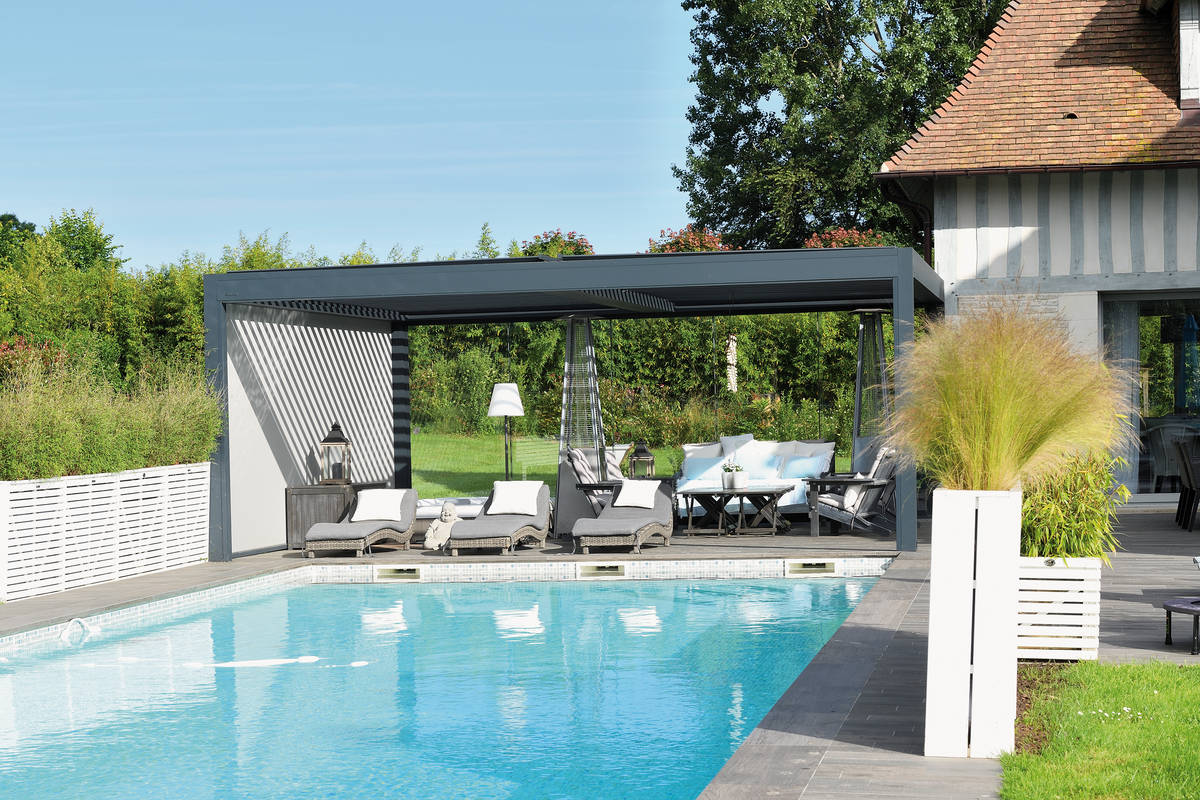 Unter dem Aluminium-Lamellendach «B 200» kann man das Leben im Freien unbeschwert geniessen. Mit integrierter LED-Beleuchtung für stimmungsvolle Abendstunden. Bruston/Green Style.