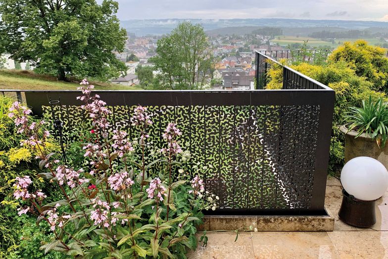 Der Sichtschutz ist ein schöner Blickfang für Terrasse und Garten.