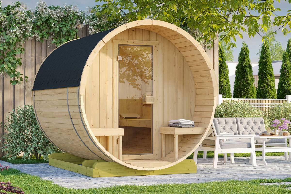 Ein Blickfang im Garten. In der Fasssauna können Luft und Wärme durch die runde Form optimal zirkulieren. Dadurch heizt sie schneller auf, unangenehmer Hitzestau wird vermieden. Weka Holzbau über Softub Schweiz AG.