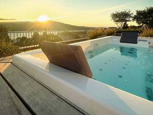 Ein Whirlpool der Marke «Riviera Pool» wurde in ein Gesamtkonzept mit Holzlounge und Pflanztrögen integriert. Linz & Partner Schwimmbadtechnik GmbH.