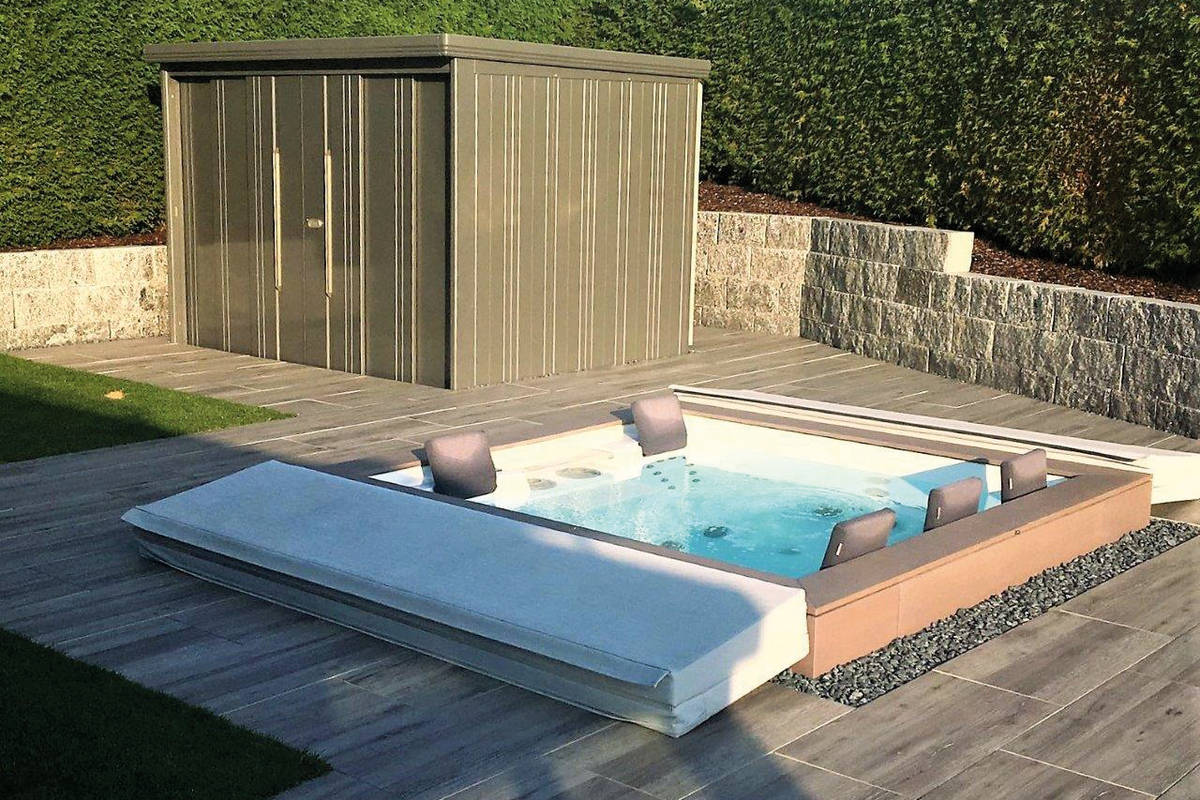 Wellnessanlagen nach Wunsch: Der versenkte Whirlpool «Riviera» ist eine Neuheit im Sortiment der Fitness Partner AG. Das Familienunternehmen aus der Ostschweiz ist seit 1969 Ansprechpartner für massgefertige Wellnessanlagen. Die Fachleute mit eigener Schreinerei sind auch nach der Montage immer für ihre Kunden da. Fitness Partner AG.