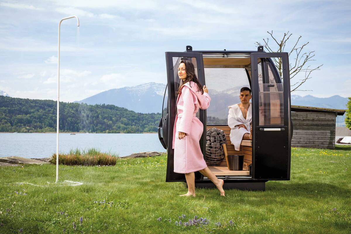 Die Saunagondel: Ausrangierte Bergbahngondeln werden zur Gartensauna: Die Idee, entstanden in Zusammenarbeit mit dem Designerduo Taranto & Egger, kam so gut an, dass die Saunagondeln inzwischen in Serie produziert werden. Mit 6 kW Kombi-Ofen, Innenausstattung in Espe oder Erle. Küng Wellness.