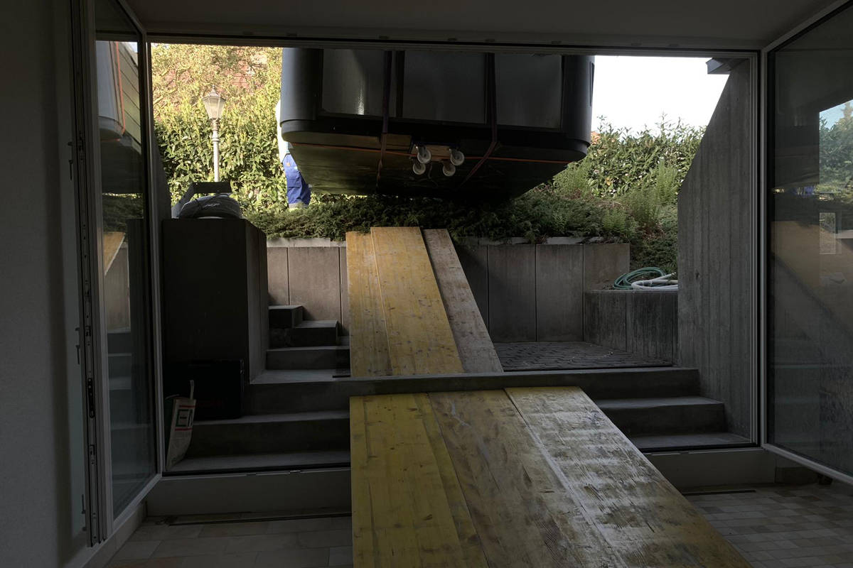 Um den Whirlpool zum Garten zu buxieren, sind Rampen durch das gesamte Haus verlegt.