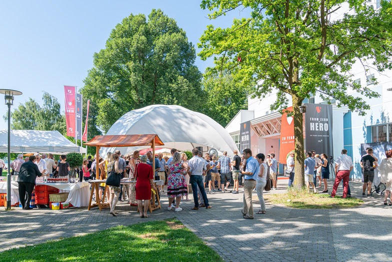 Die Gäste genossen das Barbecue bei herrlichem Sommerwetter.