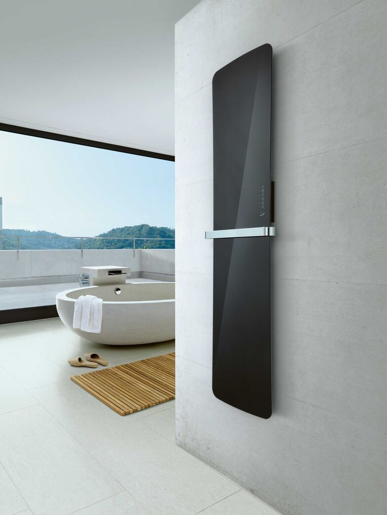 Der Design-Heizkörper «Folio Glass» mit der eleganten Glasoberfläche ist imposante 1.8 Meter hoch. Zehnder Group Schweiz AG, www.zehnder-systems.ch