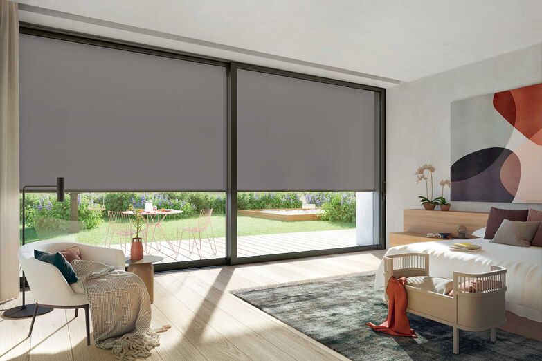 Das textile Sonnenschutzsystem bietet je nach gewählter Stoffart und Beschaffenheit einen guten Blend- und Sichtschutz (0 Prozent Gewebeöffnung, hier im Bild) bis hin zu einer hohen Transparenz (10 Prozent Gewebeöffnung). Schüco, www.schueco.ch