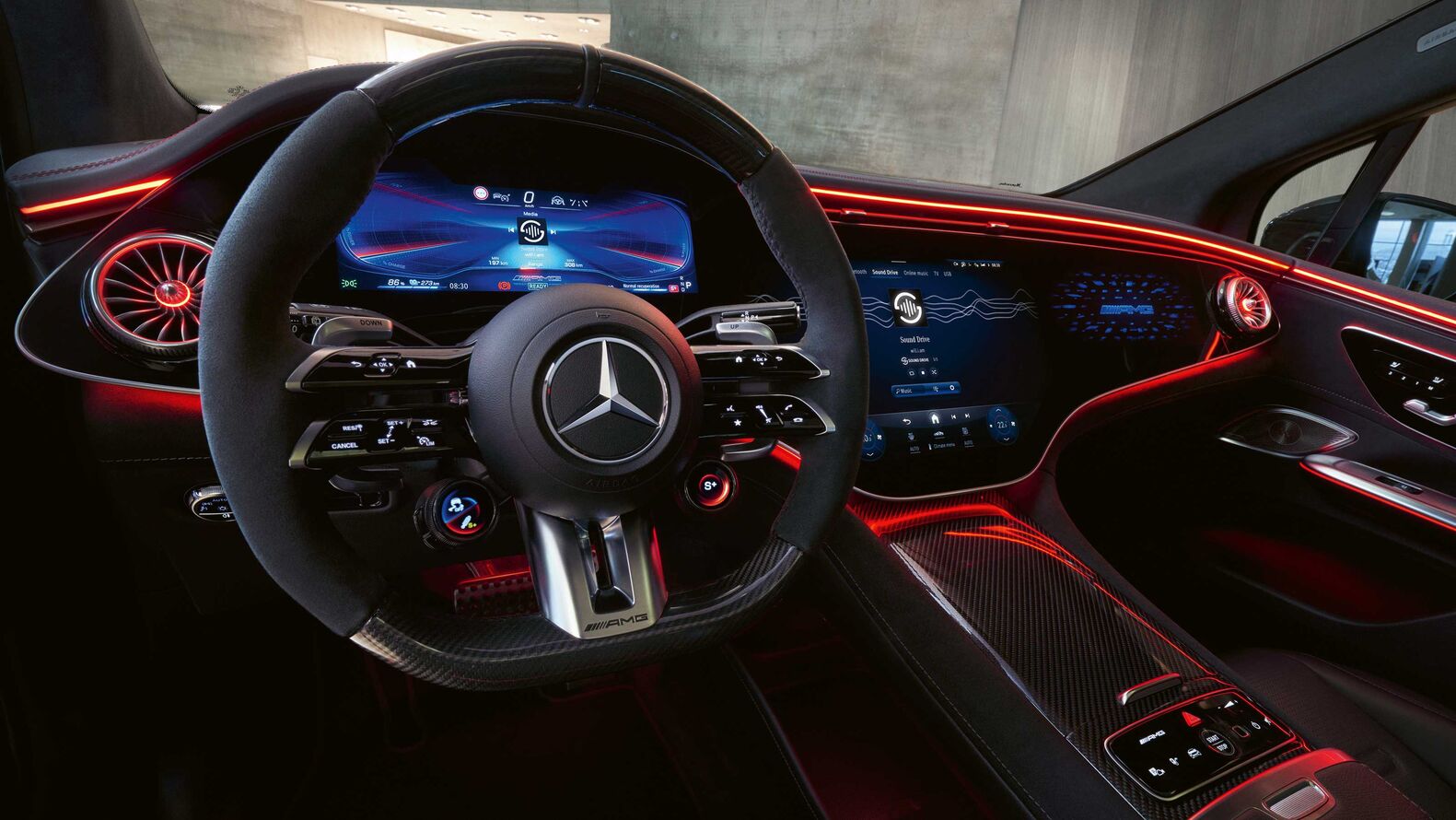 Hausfunktionen lassen sich teilweise schon per Sprachbefehl aus dem Auto heraus steuern – ohne die Hände vom Lenkrad zu nehmen. www.mercedes-benz.com