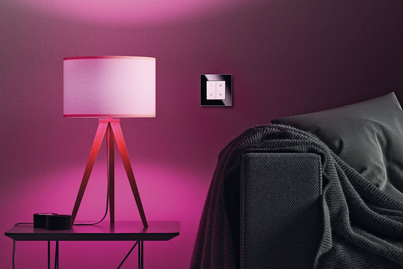 Über herstellerübergreifende Plattformen lassen sich Lichtsteuerungen in Smart-Home-Systeme integrieren. Busch-Jäger.