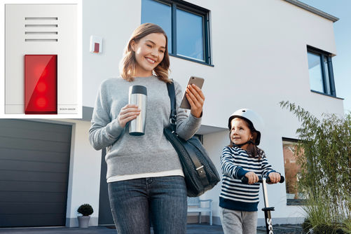 Die Sicherheitslösung «Busch-secure@home» ist eine Einbruch- und Alarmmeldeanlage für Wohnimmobilien. Sie schützt Wohnung oder Haus vor Einbrüchen und vor Gefahrenherden wie Feuer oder Wasser. Das eigenständige Wireless-System eignet sich auch für die Nachrüstung. Das Sicherheitsvorrichtung kann in die bestehende Haussteuerung von Busch-Jaeger integriert werden. Dann lassen sich Funktionen wie Heizung, Jalousie und Licht, Fenster, Präsenz- und Rauchmelder zentral über ein System steuern. Busch Jäger.