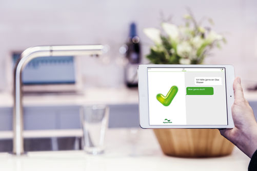 Wer würde auf den Wunsch «Ich hätte gerne ein Glas Wasser» nicht gerne gleich die passende Menge Wasser dafür erhalten? Möglich macht das Armaturenhersteller Dornbracht mit dem Konzept «Connected Kitchen» in Verbindung mit dem Smart-Home-System- anbieter Digitalstrom. «Connected Kitchen» ermöglicht es, viele Handgriffe und Vorgänge wie z.B. das Befüllen von Töpfen oder die schonende Reinigung frischer Lebensmittel digital zu steuern. Die Dornbracht-Produkte sind über ihre offene IP-Schnittstelle in die Smart Home-Plattform von Digitalstrom integriert. Als Sprach-Interface dienen zum Beispiel Google Home oder die Digitalstrom Listener-App. Dornbracht/Digital Strom.