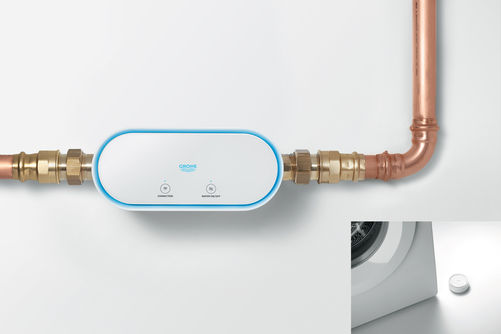 Gegen Wasserschäden hilft das Wassersicherheitssystem von Grohe vorbeugend. «Grohe Sense» ist ein smarter Wassersensor. Er wird einfach auf dem Fussboden platziert. Kommt die Unter- seite des Sensors wegen eines Lecks oder Wasserschadens mit Wasser in Kontakt, gibt es eine Warnmeldung. Zweiter Bestandteil des Wassersicherheitssystems ist «Grohe Sense Guard». An der Hauptwasserleitung eines Hauses angebracht, warnt er vor Frostgefahr oder entdeckt Leckagen und stoppt die Wasserzufuhr automatisch. Grohe.