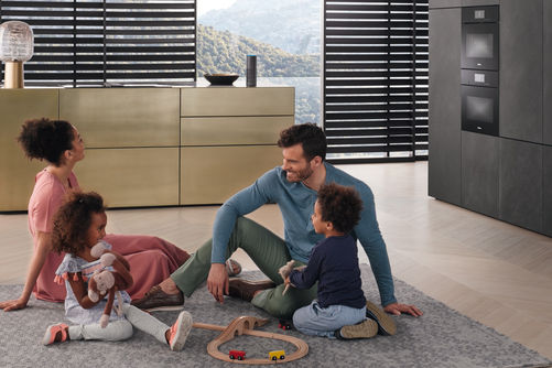 Miele hat die Gerätesteuerung mittels Sprachassistent weiter ausgebaut, mit der Folge, dass Amazons Alexa seit der Markteinführung viel über das Kochen und Waschen hinzugelernt hat. «Alexa, frage Miele, wie lange die Waschmaschine noch läuft.» Der Sprachassistent reagiert nicht allein auf Statusabfragen, sondern versteht auch Steuerungskommandos wie «Alexa, sage Miele, schalte den Backofen aus». Miele.