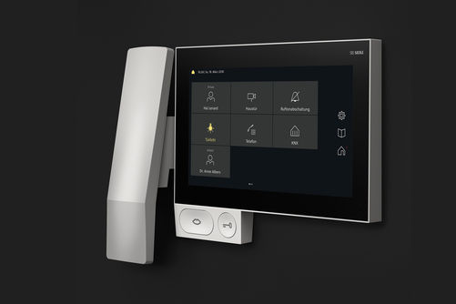 Multitaskingfähig ist das Gerät «Axiom» von Siedle, denn es vereint – als Tischgerät oder wandhängend – Tür-Innen- station, Telefon und Bedienpanel in einem. Über das Siedle Smart Gateway einer App lässt sich das Smartphone oder Tablet zur mobilen Video-Sprechstelle machen. Und über einen Jung-Server lässt sich Axiom ausserdem in eine Gebäudeautomation nach KNX-Standard integrieren. Siedle.