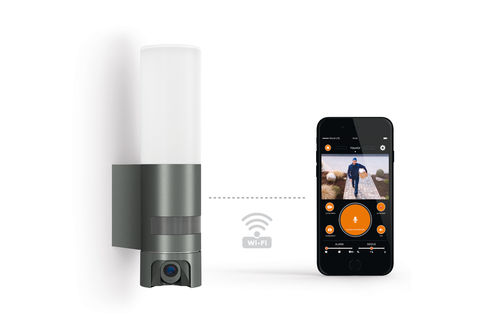 Drei Funktionen in einem Gehäuse: Die «CAM light» von Steinel ist eine smarte Kamera-Sensorleuchte mit integrierter Gegensprechanlage. Mit ihr haben Hauseigentümer ihren Eingangsbereich von überall auf der Welt immer im Blick. Steinel Solutions.