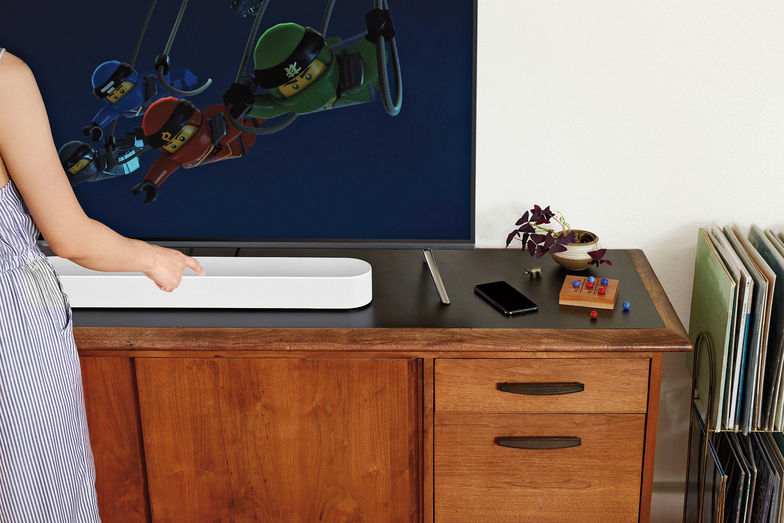 Die Soundbar «Sonos Beam» sorgt für klar verständliche Sprache aus dem Fernseher. Sie kann aber auch der reinen Musikwiedergabe dienen. Sprachbefehle wie «Lauter!» oder «Leiser!» sind möglich. Sonos.